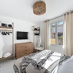 A 5 Min à Pied De La Et 10 Min Du Port, T2 Vue Avec Vaste Terrasse Et Parking Privé - Prestations De Gamme * Sanary-sur-Mer